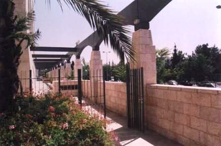 פרגולה חזית בניין יד שרה, ירושלים